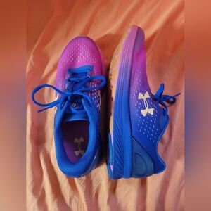 Under Armour Size 6.5 Youth Shoes
